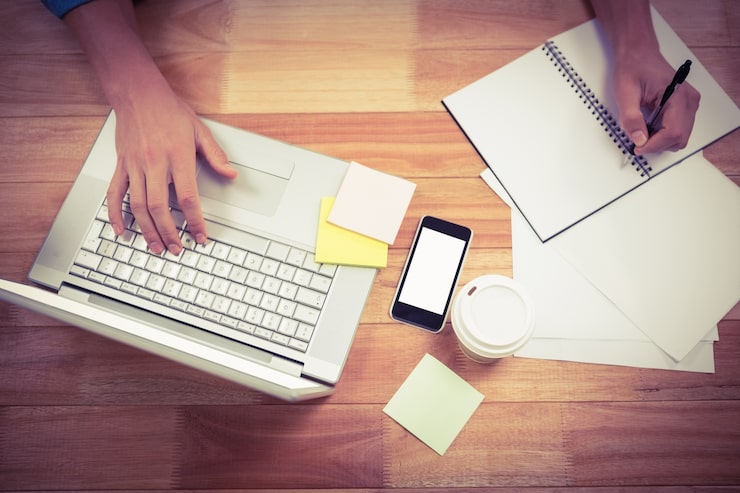 “Beginner freelancer planning services on a laptop,” “Simple freelance service list in a notebook,” “Basic portfolio layout example on a laptop,” “Freelancer drafting a client outreach message,” “Home office setup for freelance work,” “Calculator used for freelance pricing,” “Weekly plan for freelance client outreach,” “Organized desk for remote work tasks”